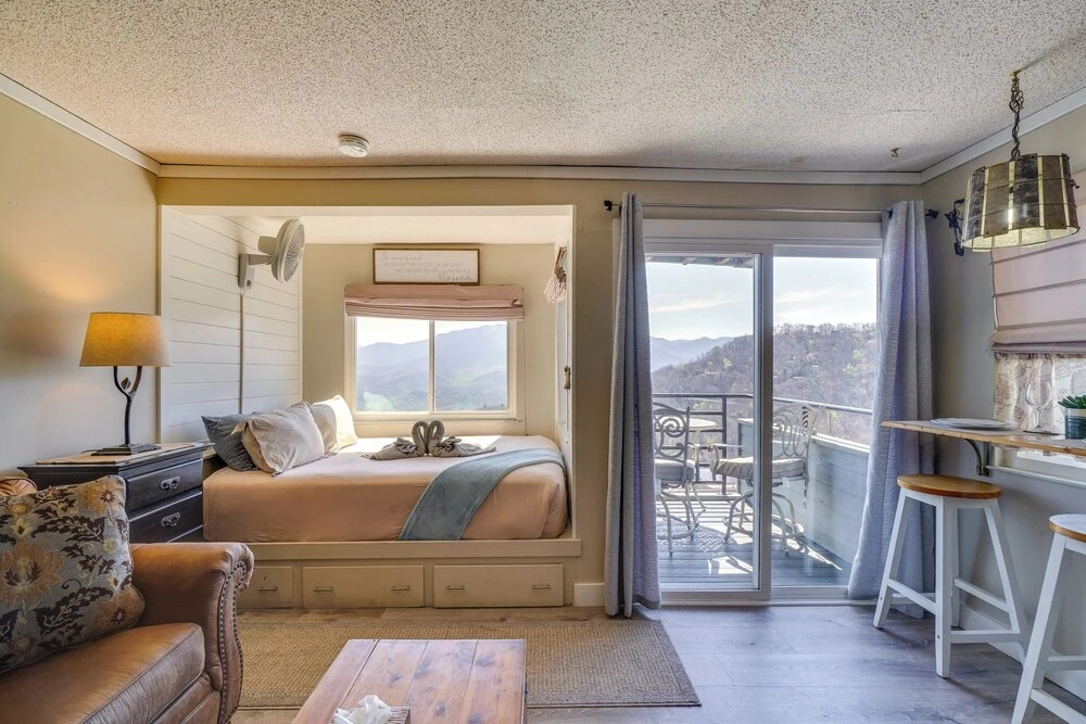 Studio ~ 3 Mi to Great Smoky Mountain Nat'l Park!
