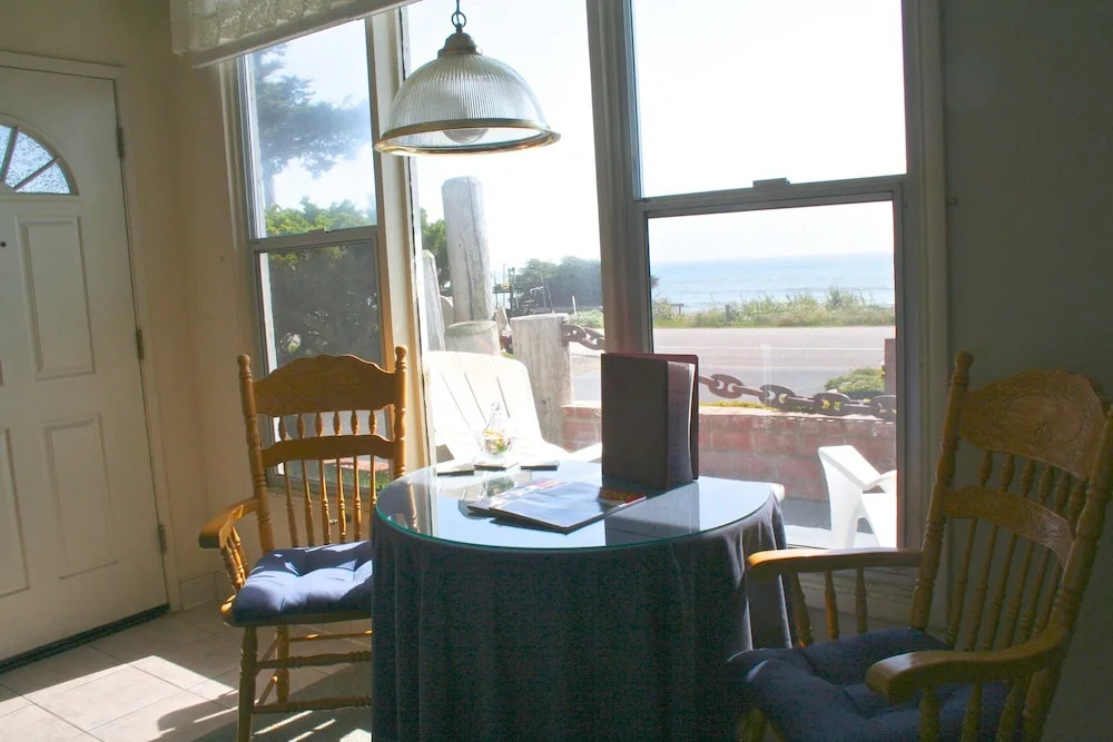 Captain's Cove Inn