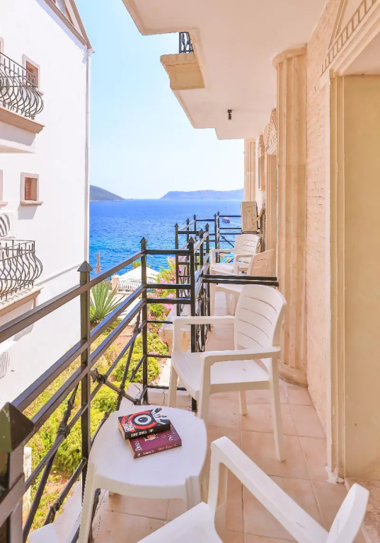 Hera Hotel