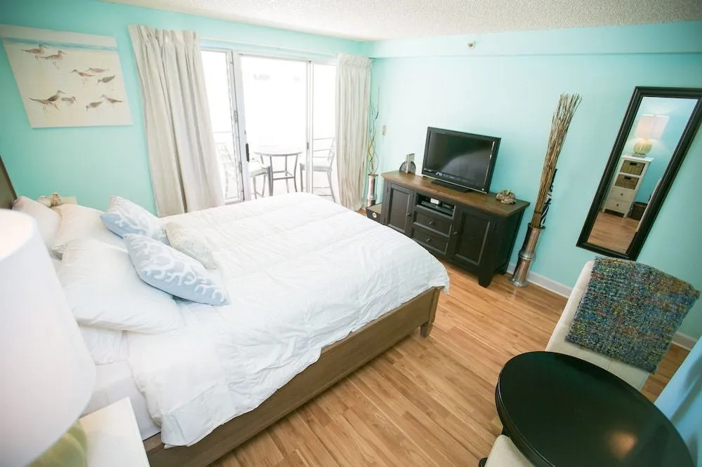 Charming Kuhio Village Studio