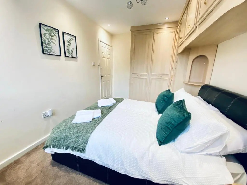 Comfortable Manchester House with Conservatory & Parking