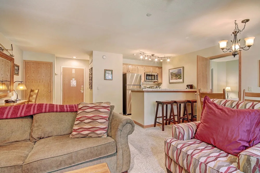 Cozy + Convenient 1br - Just Steps To Vibrant Apres-ski 4ppl 1 Bedroom Condo by RedAwning