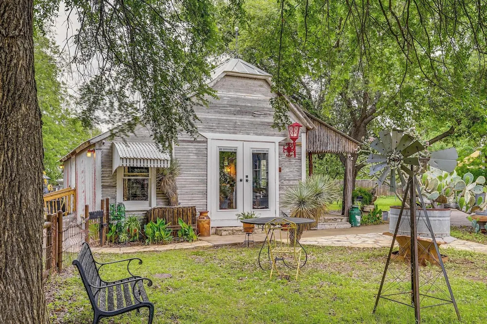 Walk to Granbury Square & Beach! texas Cottage