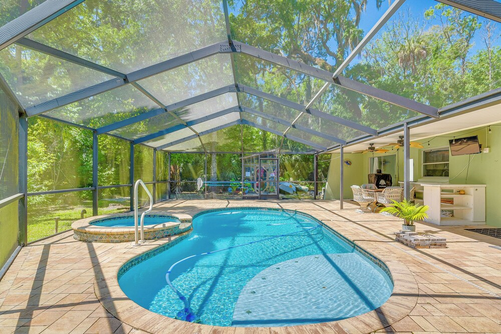 Lovely Crystal River Home with Lanai and Pool!