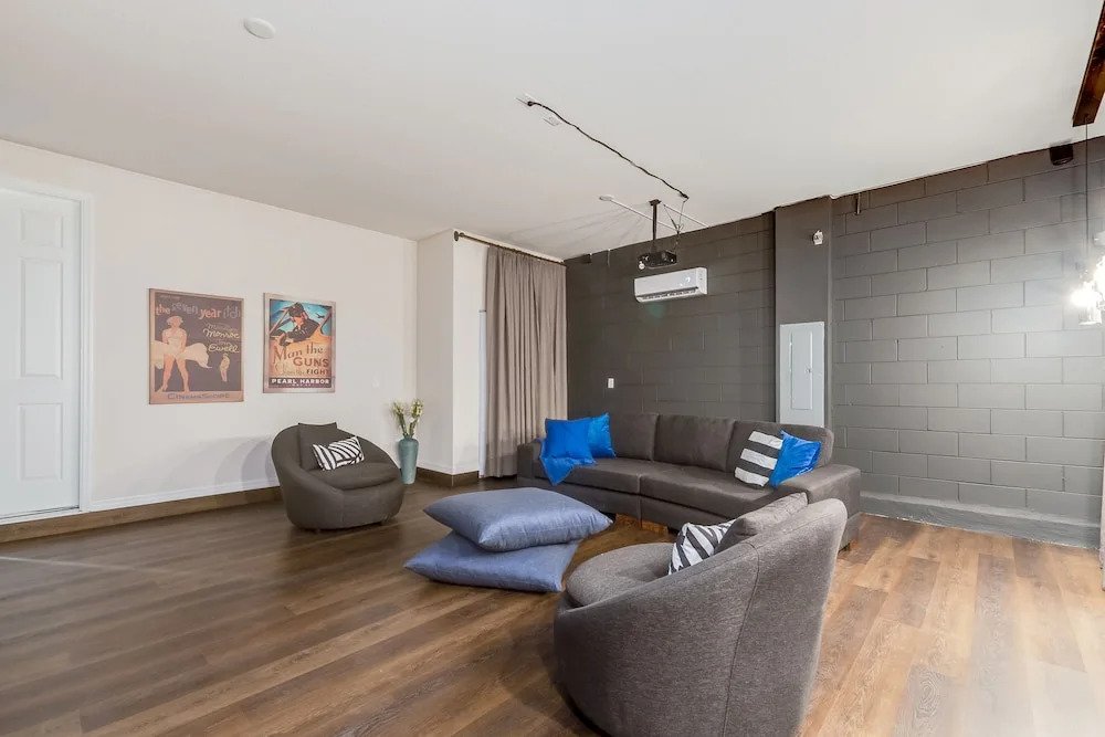 Edgy and Modern 7 Bed 5 Ba Villa Pool & Spa 1800saw