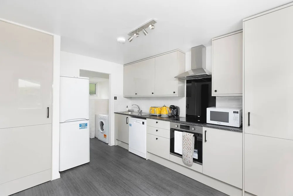 Skyvillion - Lush 2 Bed Hydean Way House & Garden