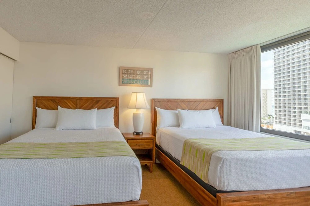 Waikiki Banyan - Ocean View Tower 1 Suite 1212