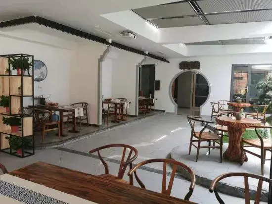 Tongren Jinyue Hotel (Fanjingshan Avenue Jiuyicheng Fangyuanhui Branch)