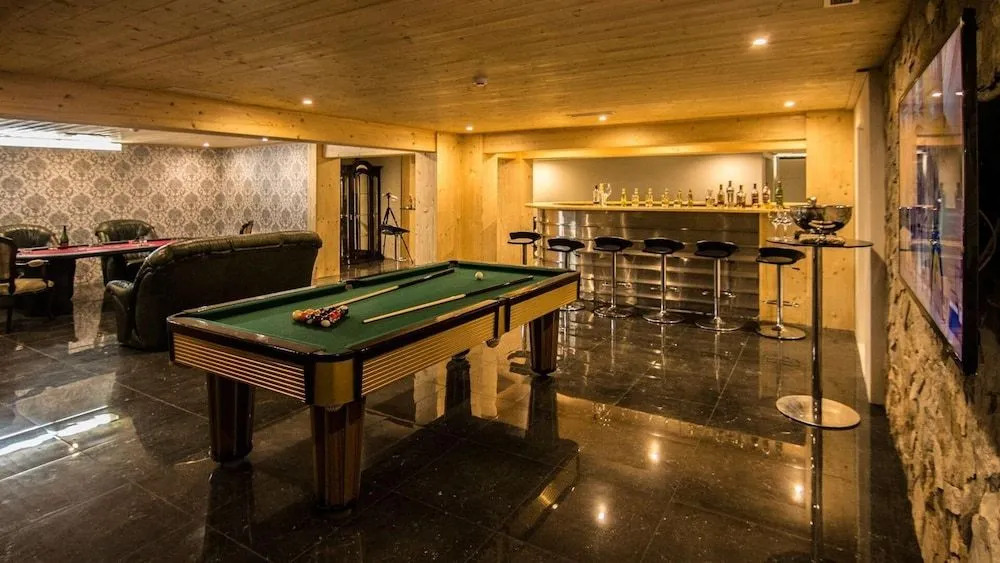 10 Bed Villa - Pool - Gym - Garden - Yacht Option