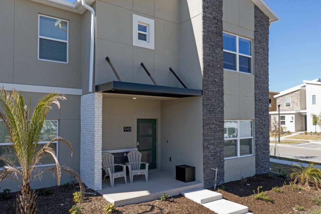 Gorgeous 5 Bd w Pool Close to Disney Champions Gate 948