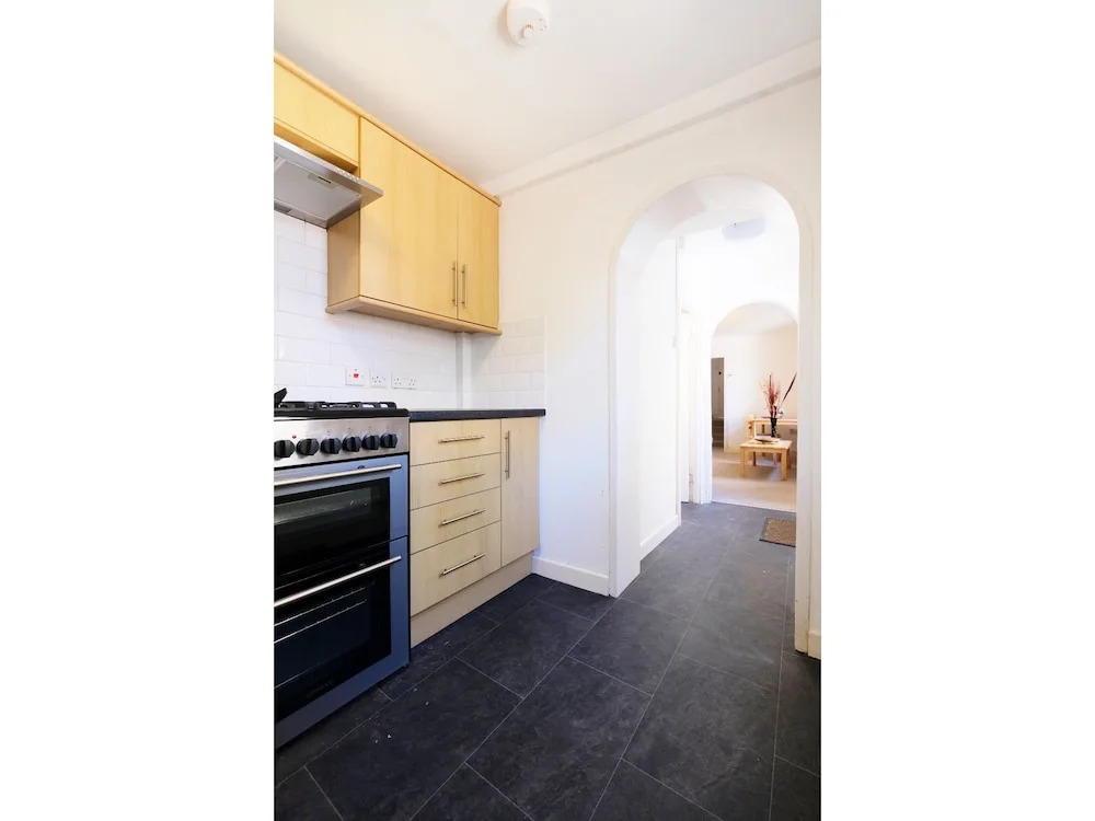 Quiet and Spacious 2-bedroom Flat , Sleeps 4