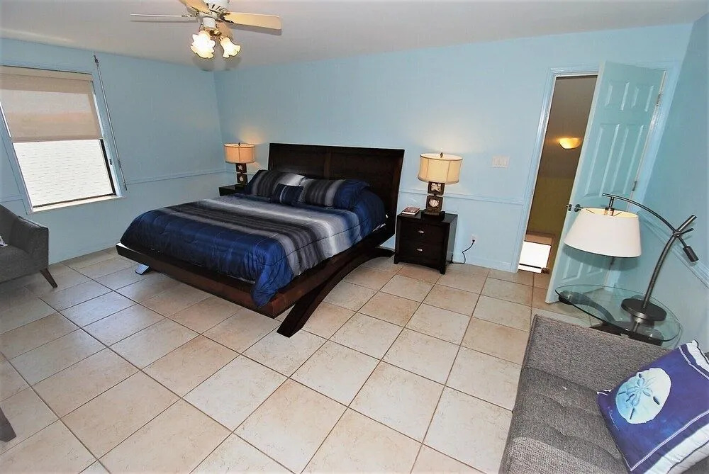 112 E. Cora Lee Townhouse 3 Bedrooms 3 Bathrooms Townhouse