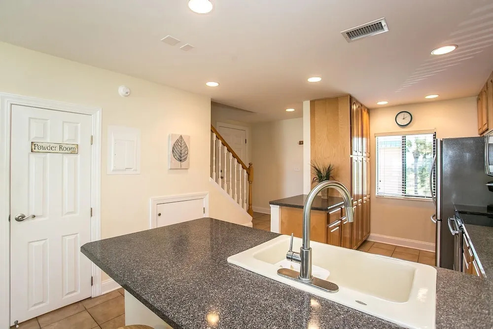 SEA Haven 512 [3/2.5] Free Activities! & Oceanfront Wifi Pool