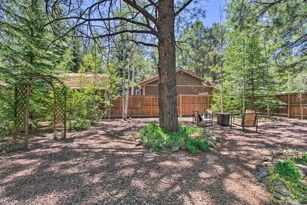 Patio, Fenced Yard: Pet-friendly Pinetop Cabin!