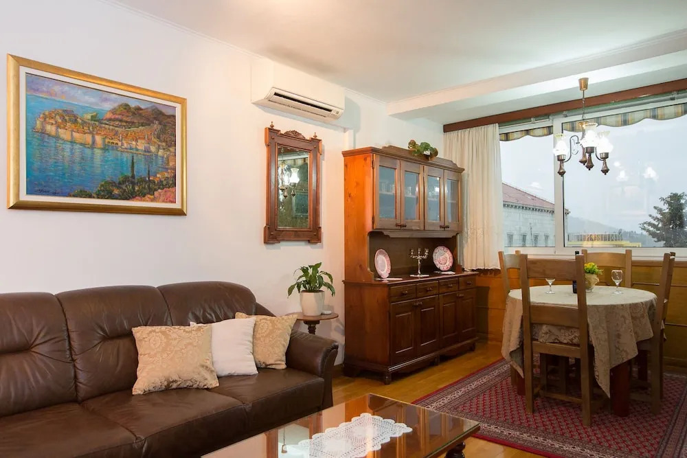 Apartment One , sea view , free parking
