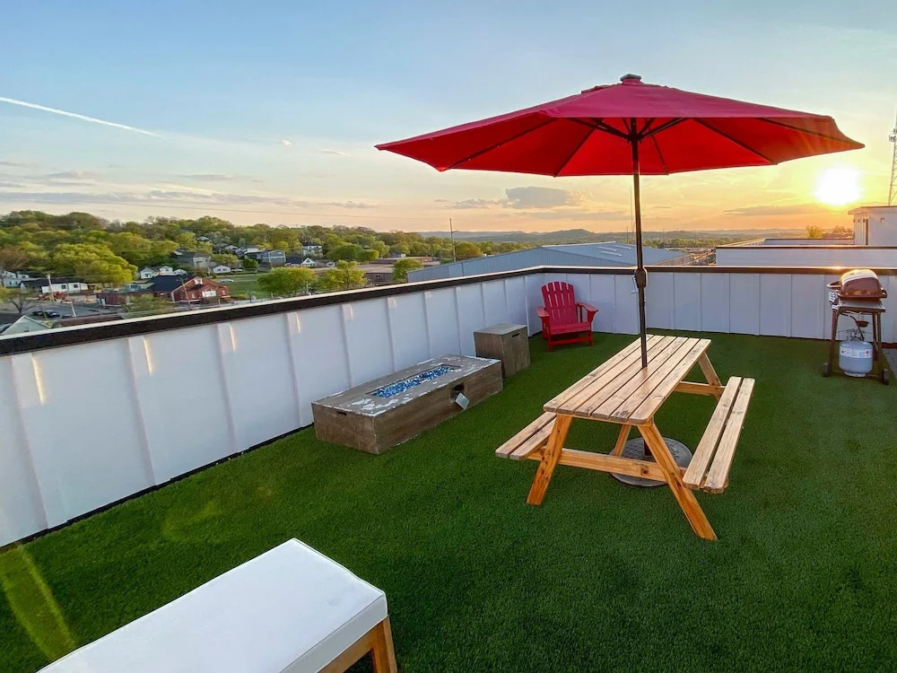 New Listing! Luxe New-build W/ Rooftop Lounge 3 Bedroom Townhouse