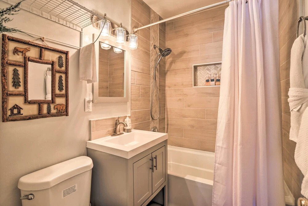 Hot Tub & Deck: Big Bear Gem Near Resorts!