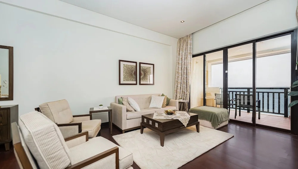 Luxury StayCation - Exquisite 1BR with Stunning Views on Palm Jumeirah