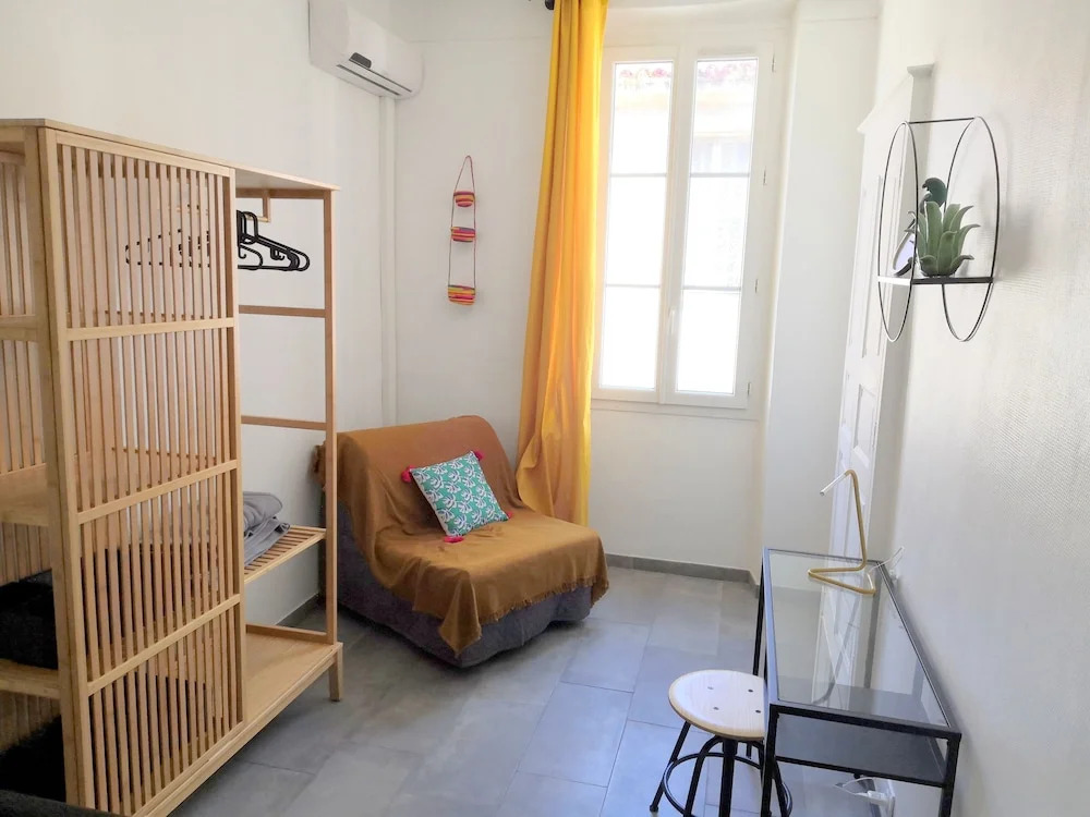 2P rénové climatisé vieil Antibes port
