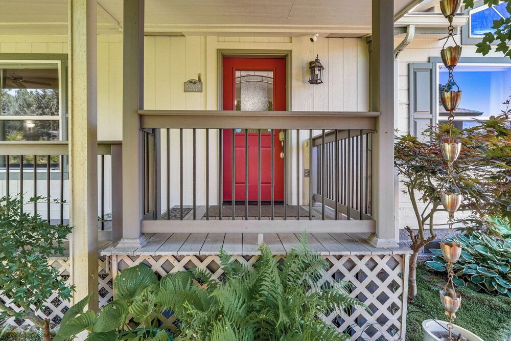 Waterfront Shady Cove Home w/ Fishing Deck!