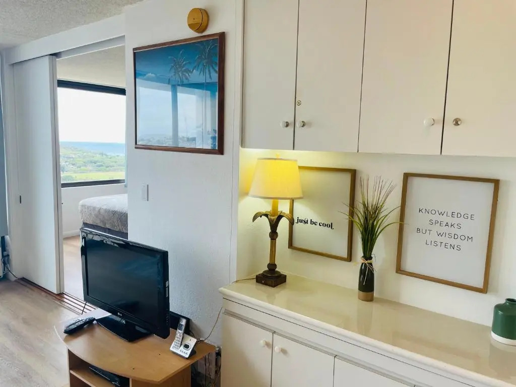 Waikiki Banyan 3411 Ocean View Free Parking