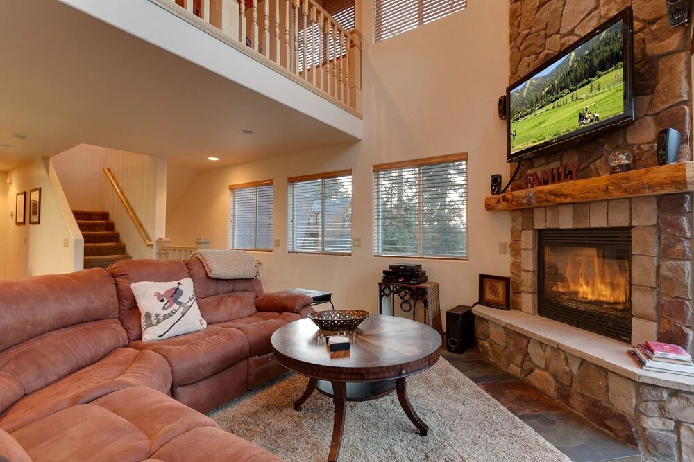 12 - Bear Mountain Chalet 4 Bedroom Home by Redawning