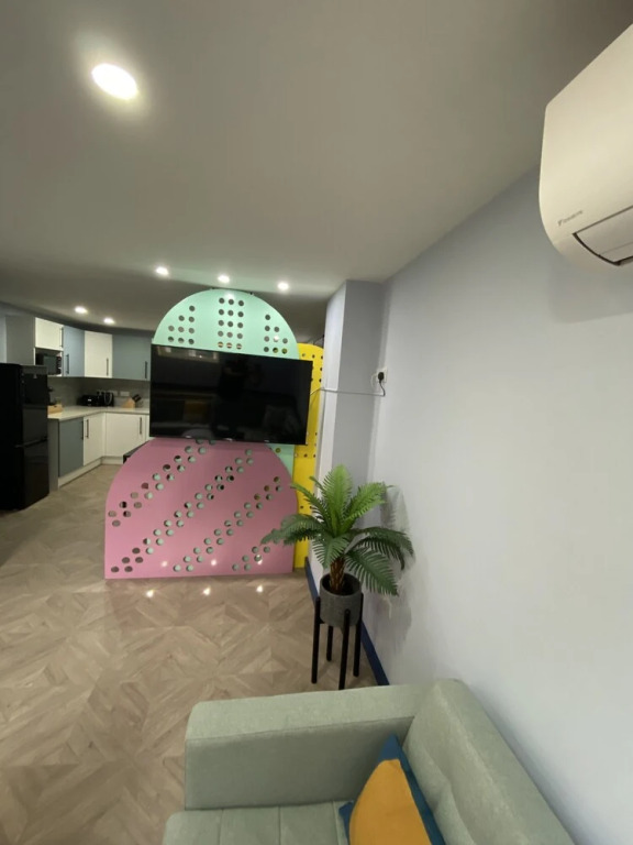 Aaron Wise - 51 Fitzhamon Apartments