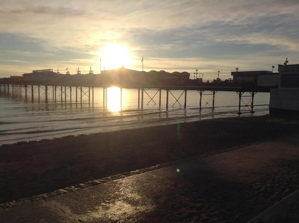 SINGER HOUSE , IDEAL FOR LARGE FAMILYS & GRANDPARENTS ,LARGE GROUND FLOOR FLATS ,2 PRIVATE GARDENS ,2 BATHROOMS ,1 KITCHEN ,2 SEPERATE ENTRANCES ,interlocking doors between the flats ,3 double beds ,3 single beds , in front of PAIGNTON PIER , 3 CAR SPACES