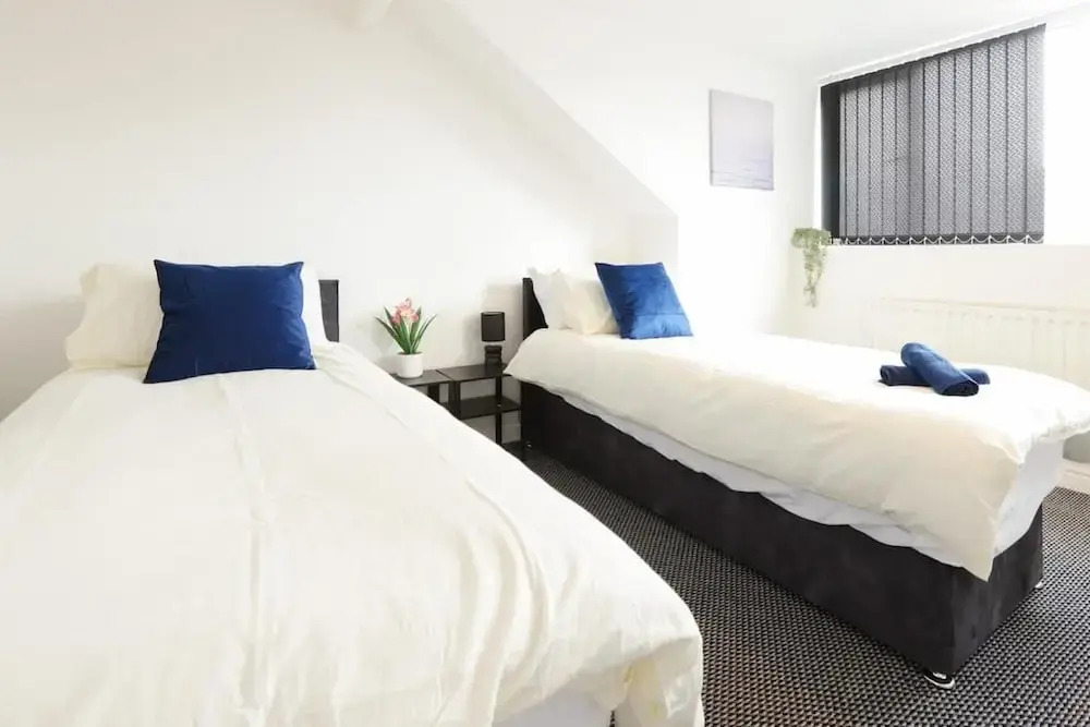 House-sleeps8-parking-garden