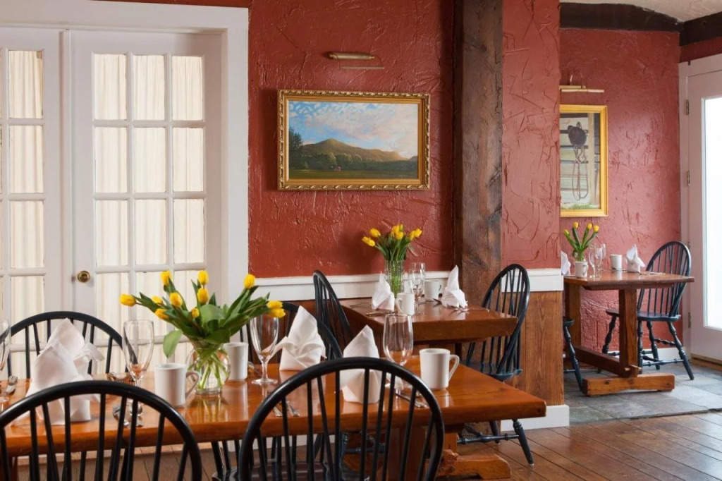 1906 Pine Crest Inn
