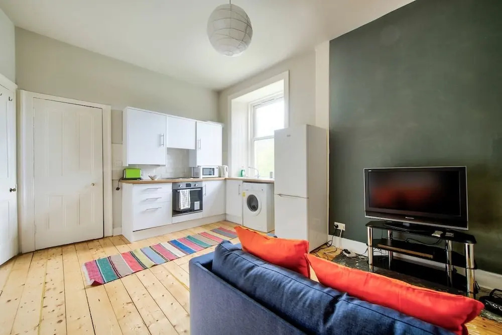 Luminous 1 BR Flat Close to City Centre, With Superb Views of Arthurs Seat