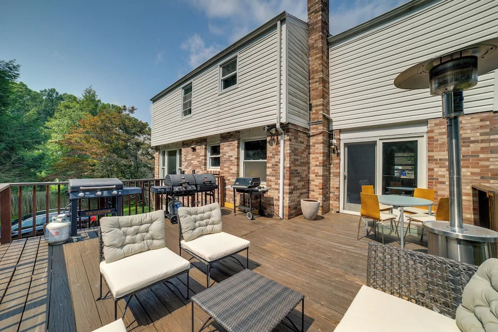 15 Mi to Pittsburgh: WFH-Friendly Home w/ Deck