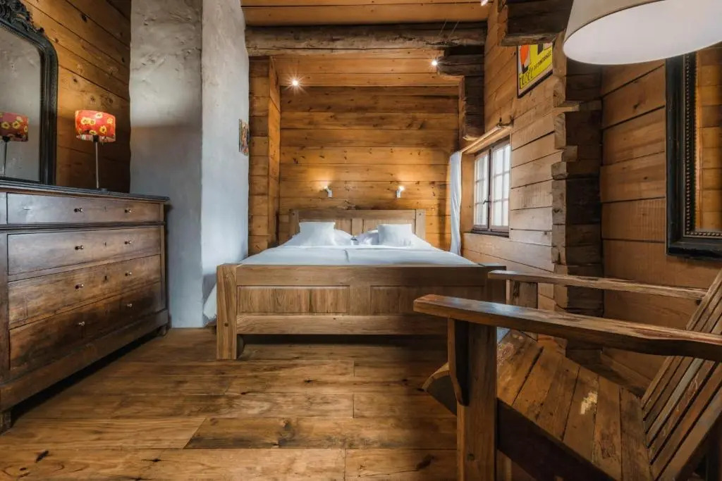 4BR Traditional Chalet BBQ + Fireplace + View