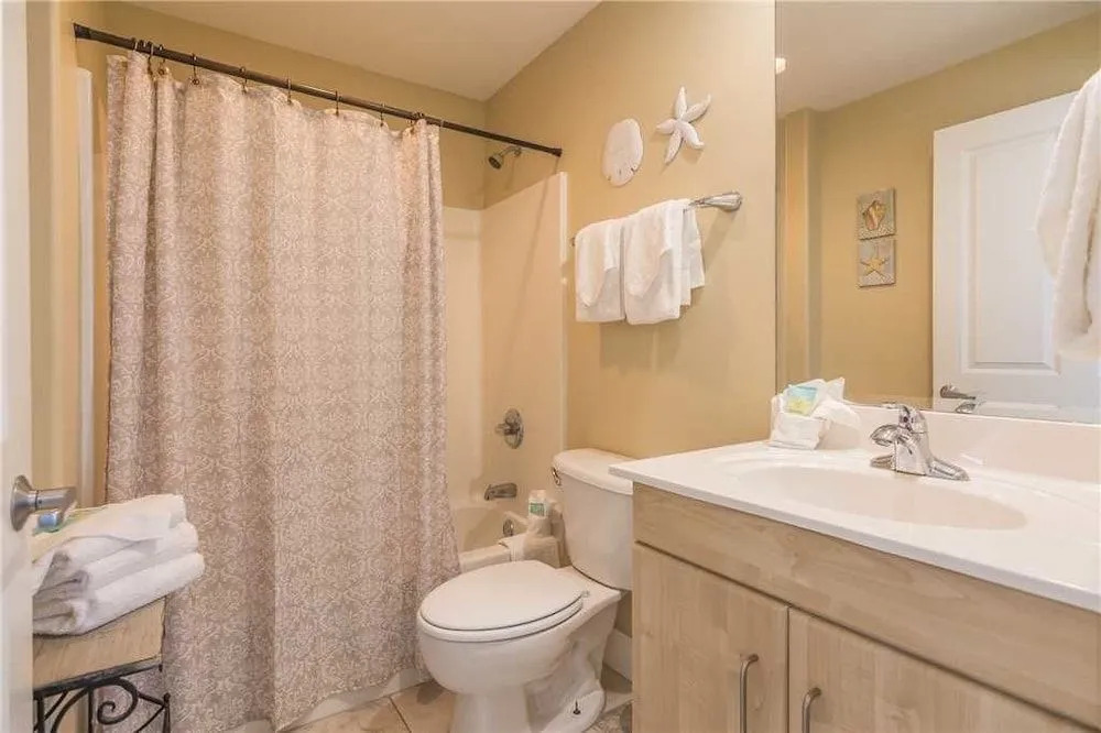 Island Tower 1001 - 3 Br condo by RedAwning
