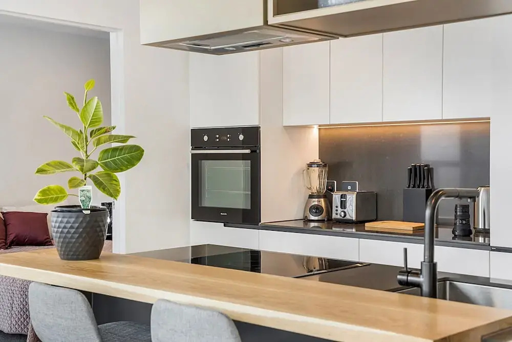 Gorgeous High-rise Unit With Sky Bar, Pool and Gym