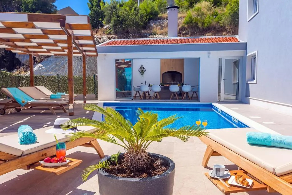 Villa Matan - only 200m from the sandy beaches, private 28m2 pool
