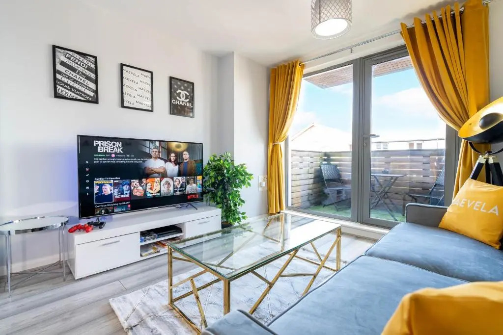 MAEVELA Apartments - Cube View City Centre Apartment - With Balcony View of The Cube - PS4 & Smart TV's