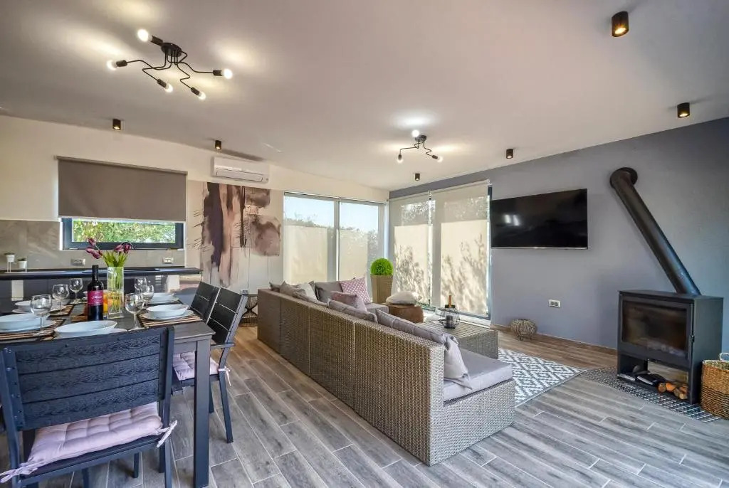 Cozy, Spacious and Fenced Holiday Home Near the Sea