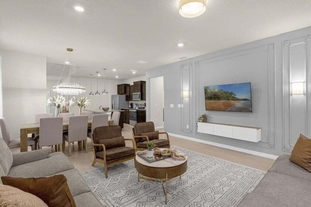 7 Bedroomss/ Windsor Cay Home