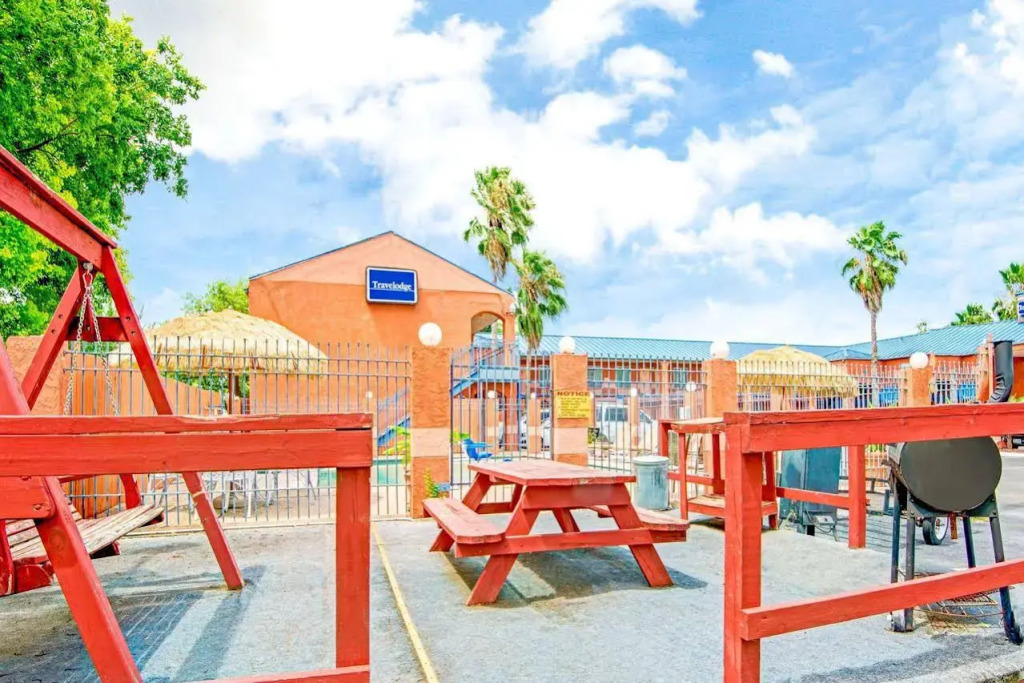 Econo Lodge Inn & Suites Near Lackland AFB