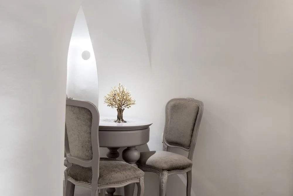 Oia Treasures Art Suites