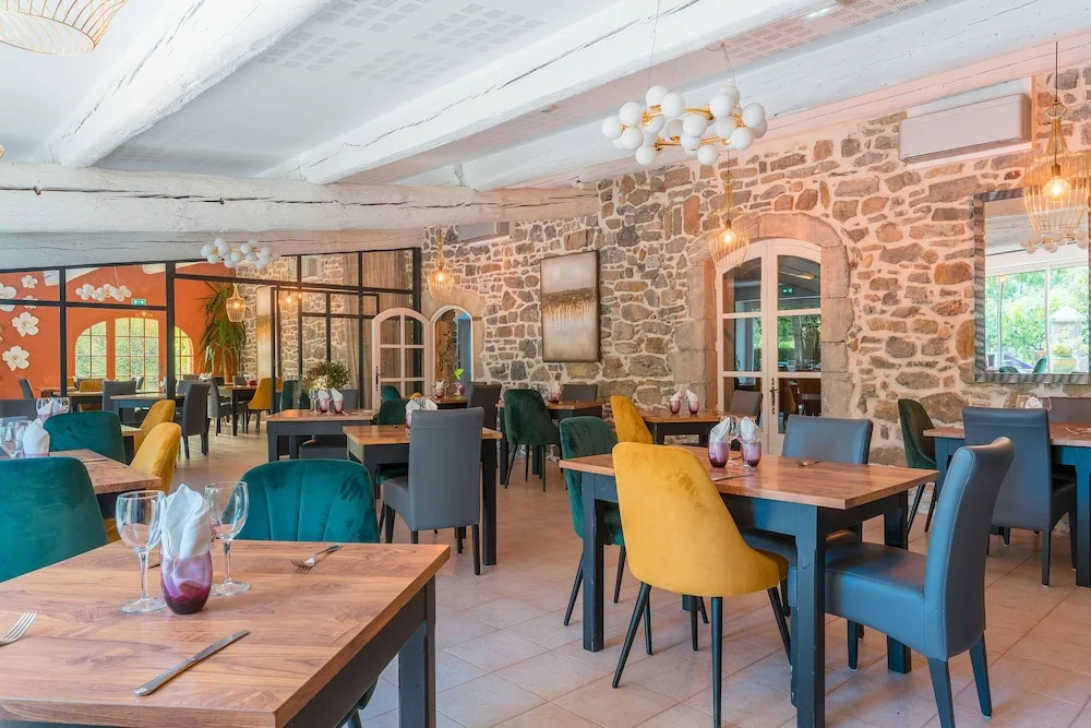 Logis Hôtel Restaurant Le Pradinas