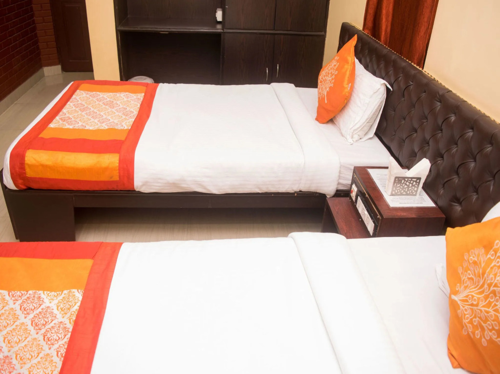 OYO 7533 Rossa Hospitality CL 164