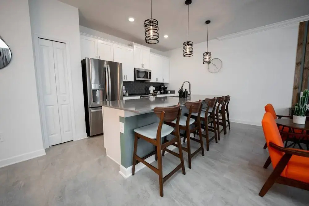 TH 4Br Walking Distance to Club