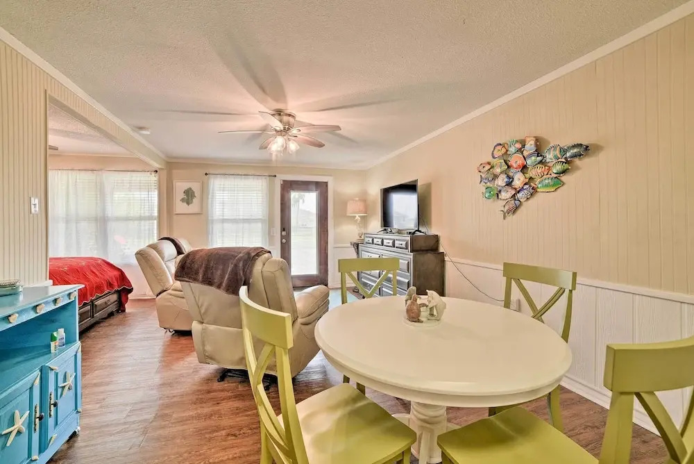 Rockport Bayfront Studio w/ Patio: 'casa Familia'