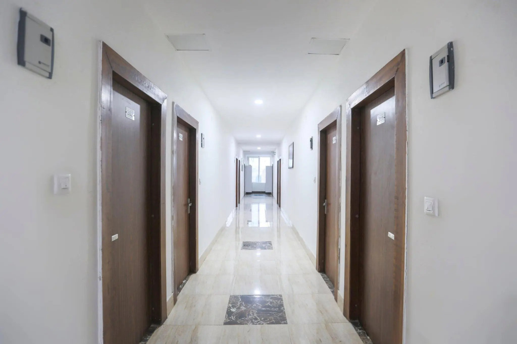 Capital O 64120 Hotel Noida Residency