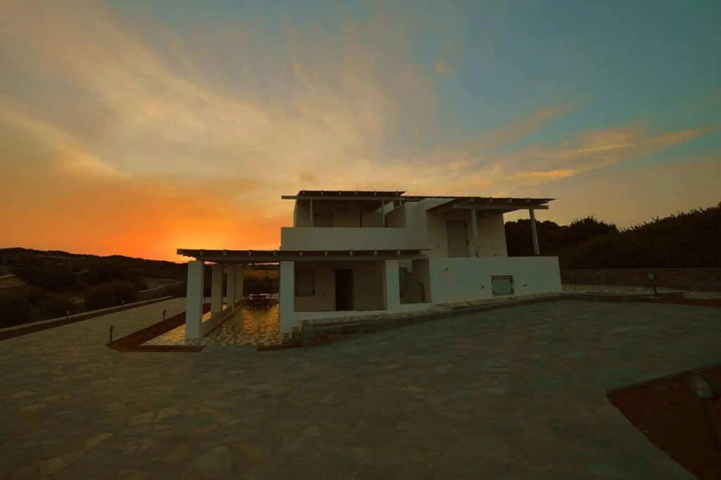 Coral Villa with 4 bedrooms in Paros