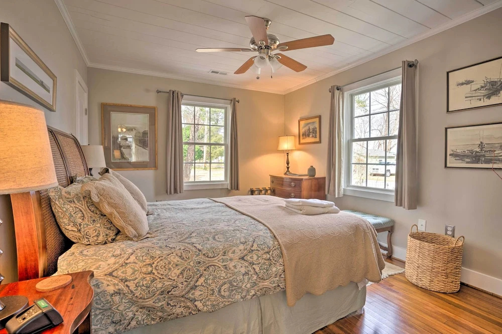 Private Yard & Water Views: Cozy Urbanna Cottage