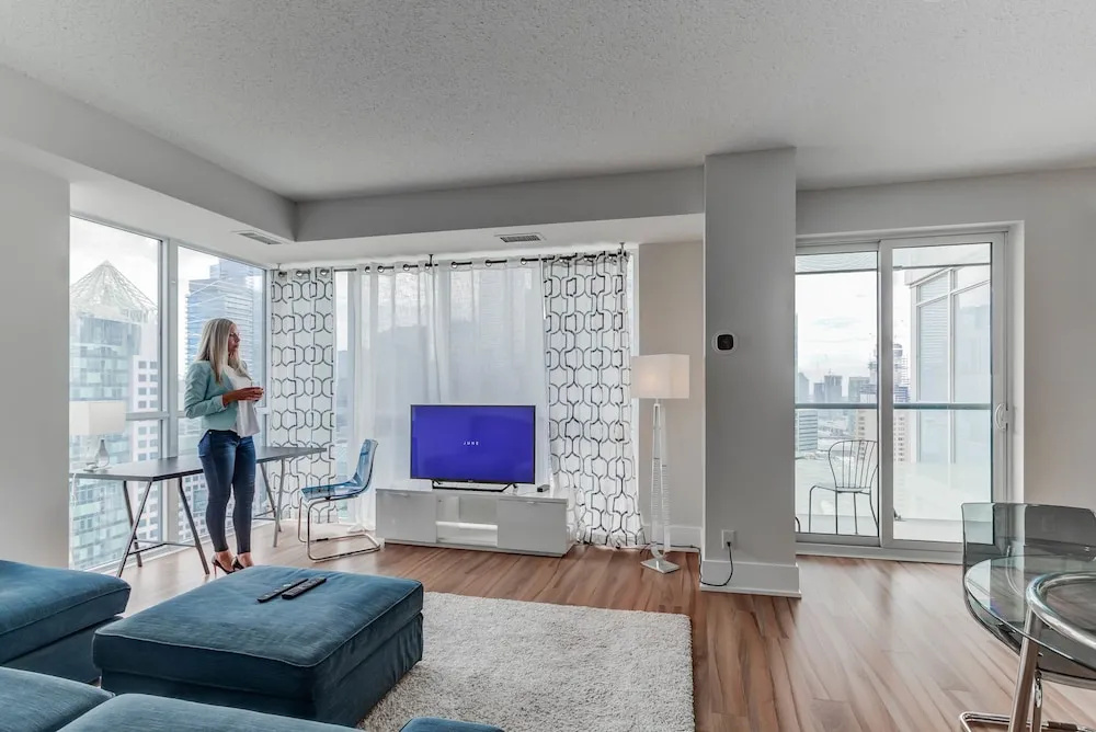Noel Suites - John and Front St West
