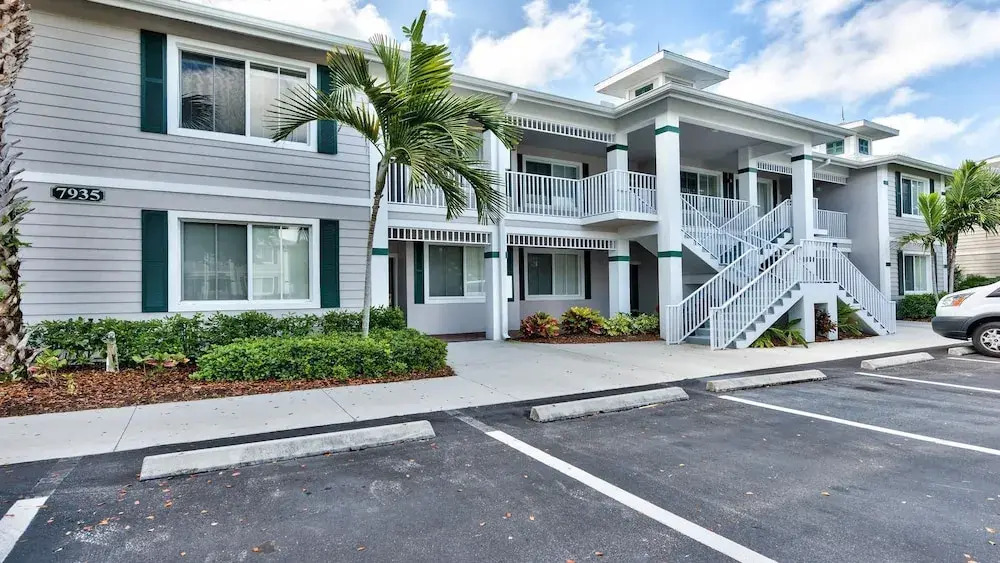 Catina Vacation Rental: Bright 2-BR Condo with Lake Views. Located in Lely Resort with Pool, Hot Tub, and Golf Access. Ideal for Golfers and Beachgoers, Minutes from Naples and Marco Island